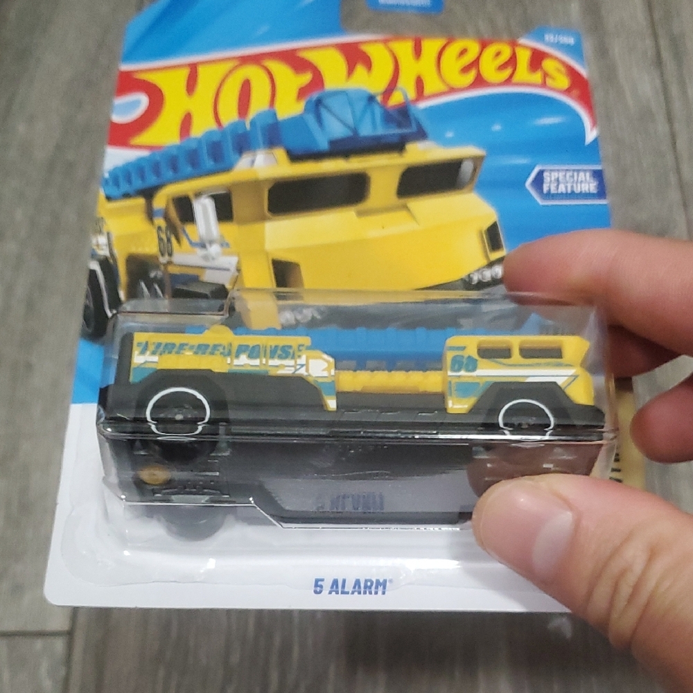 Mattel Hot Wheels Yellow & Blue Rescue Rig - Picture 4 of 8